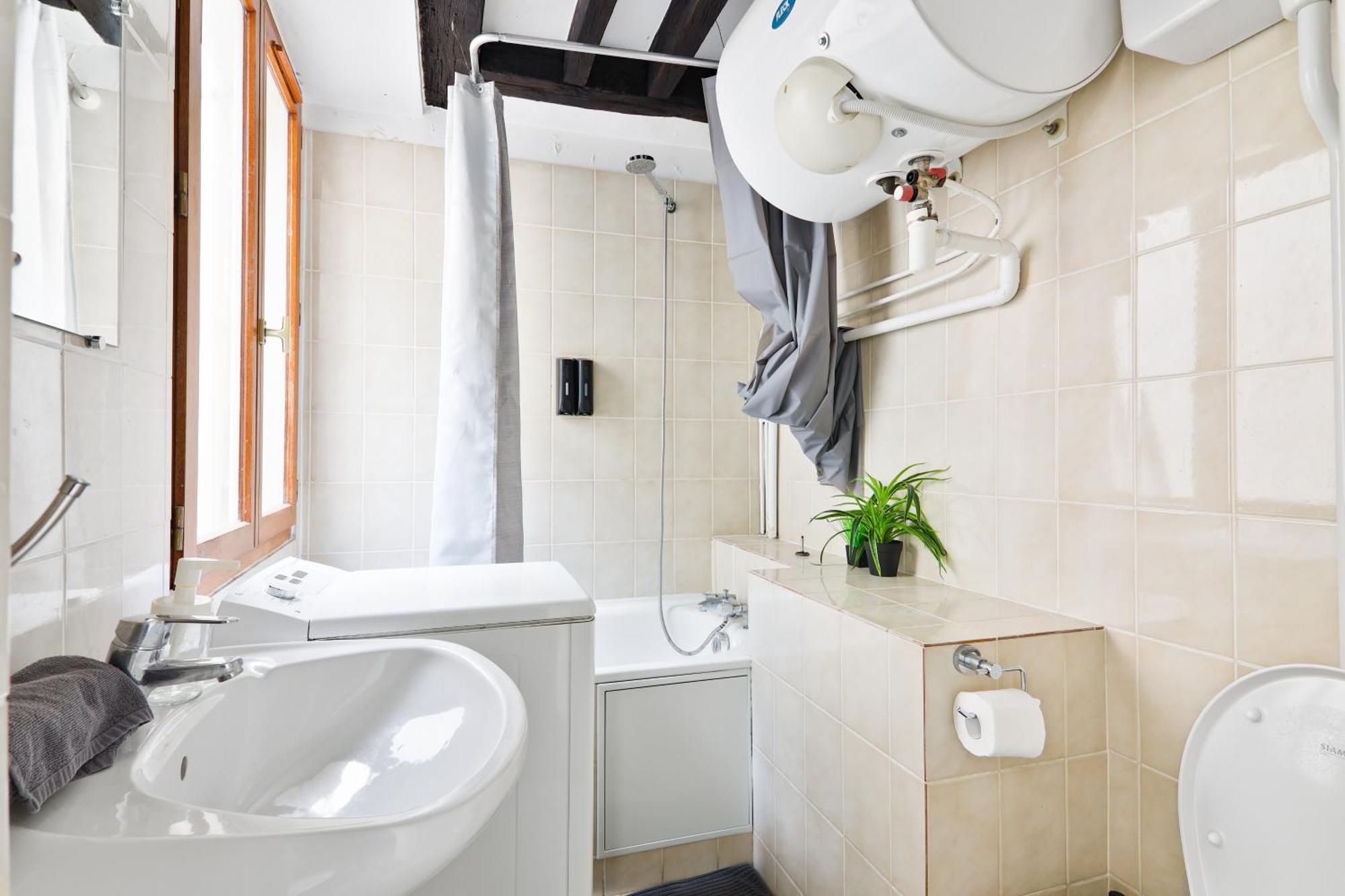 Elegant Quartier Ile Saint Louis Free Netflix Apartment